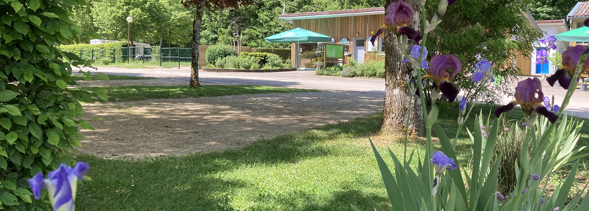 Camping Contrexéville dans les Vosges, vous accueille dans son écrin de verdure.