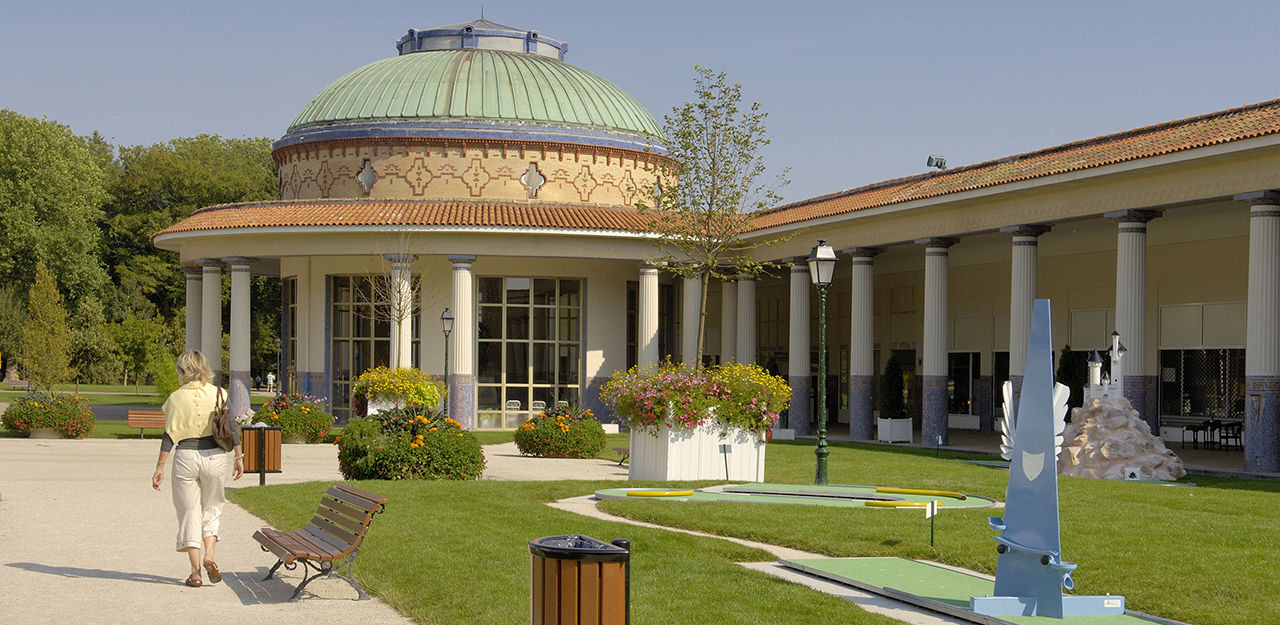 Les thermes de Contrexéville dans la région Grand-Est, son centre thermal néo-byzantin et son parc de 4 ha