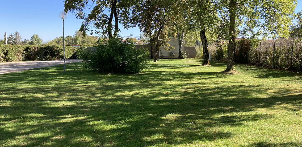 L’emplacement camping classique du camping Contrexéville dans les Vosges