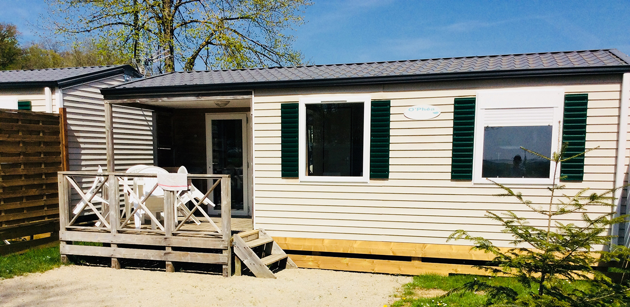 Vue extérieure du mobil-home climatisé en location hébergement curistes en région Grand-Est