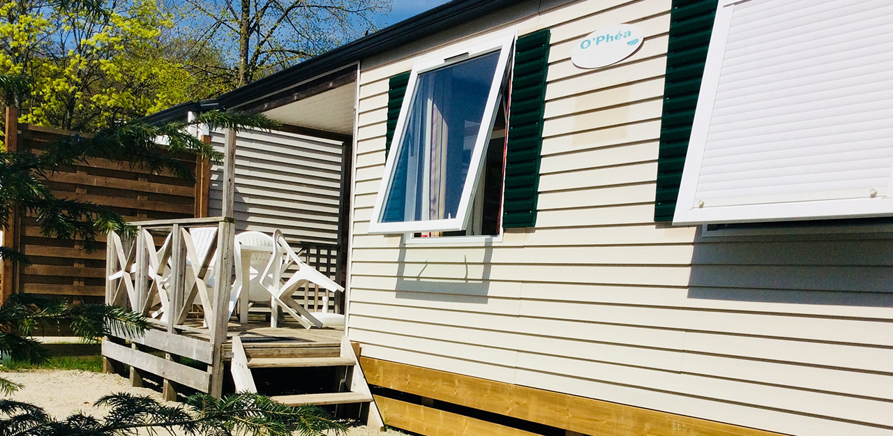 Vue extérieure du mobil-home climatisé et sa terrasse, en location hébergement curistes près de Vittel