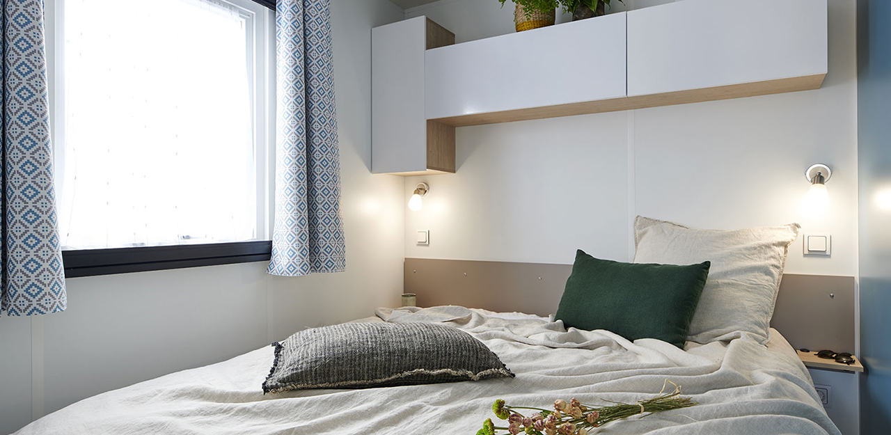 Chambre du mobil-home grand confort, en location hébergement curistes dans les Vosges