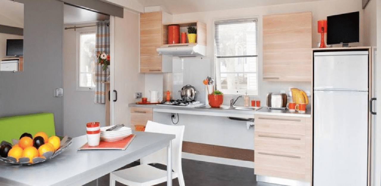 The kitchen area in the mobile home with reduced mobility access for spa visitors at the Contrexéville campsite in Vosges