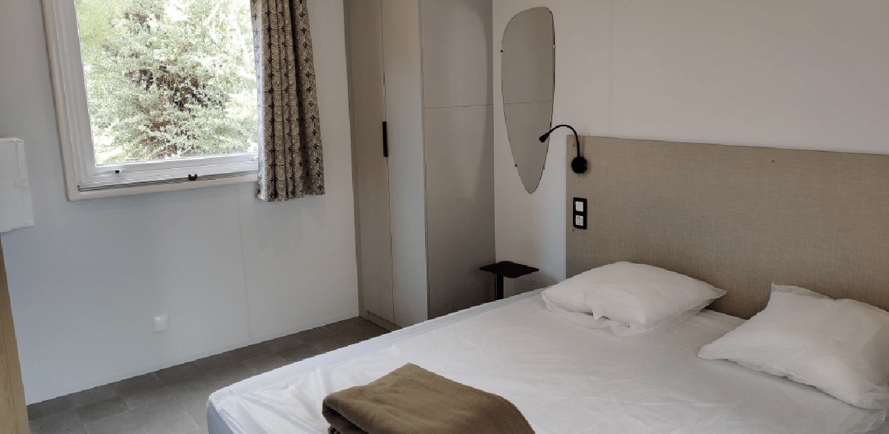 Bedroom in the mobile home with reduced mobility access for spa visitors at the Contrexéville campsite near Vittel