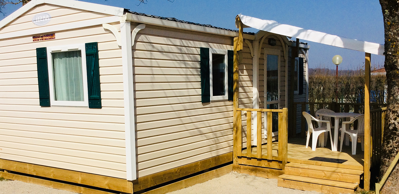 Exterior view of standard mobile home, rental accommodation for spa visitors near Vittel