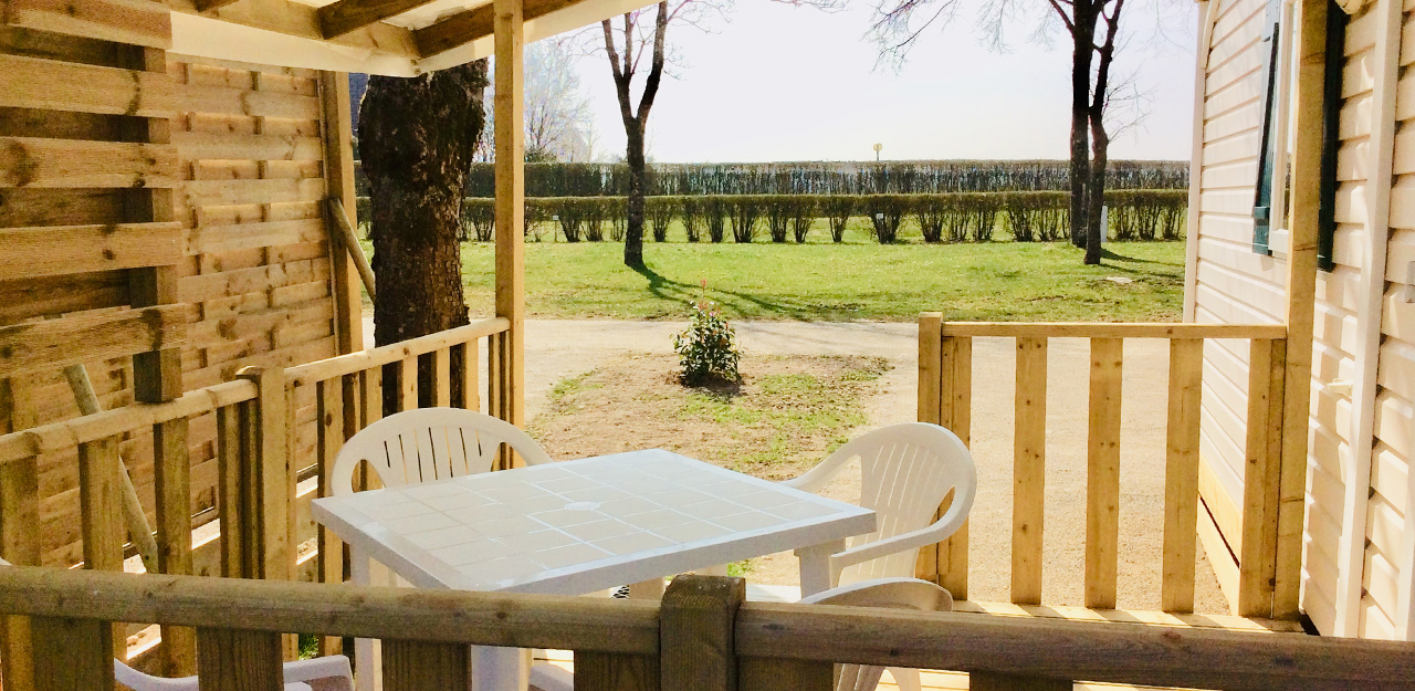 Vue extérieure du mobil-home standard et sa terrasse, en location hébergement curistes dans les Vosges