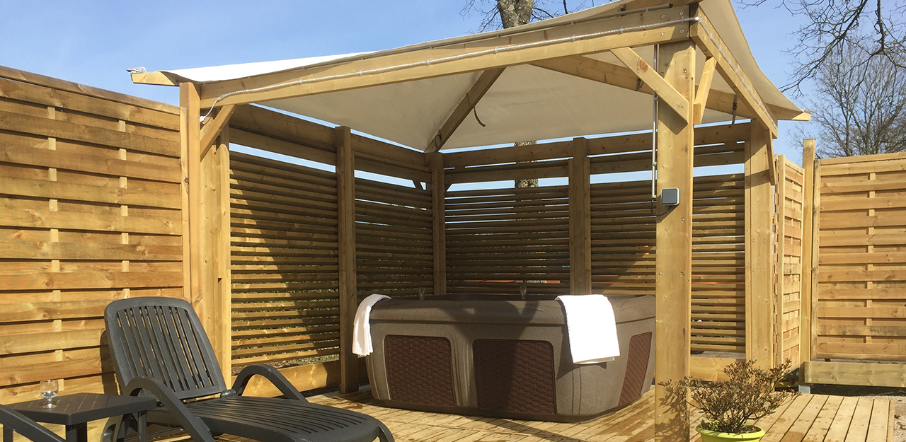 Kijkje in de VIP-stacaravan met zijn jacuzzi, te huur als kuurgast-accommodatie op camping Contrexéville